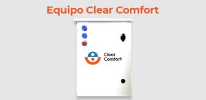 Dispositivo de Clear Comfort, un panel blanco con el logo y nombre de la marca en naranja y azul, equipado con tres botones y un interruptor negro, diseñado para el tratamiento de agua mediante tecnología avanzada, montado contra un fondo gris claro.