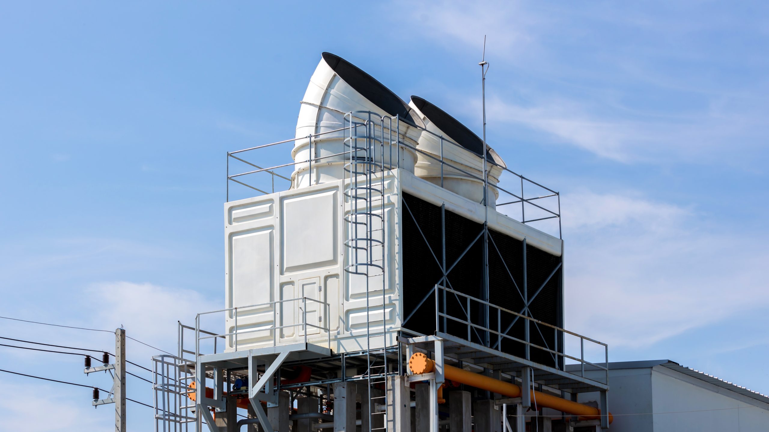 La tecnología avanzada del sistema Clear Comfort se integra perfectamente para tratar y purificar el agua en aplicaciones exigentes como torres de enfriamiento. orres industriales de refrigeración o enfriadores de agua refrigerados por aire con sistema de tuberías en un edificio de un centro de datos.